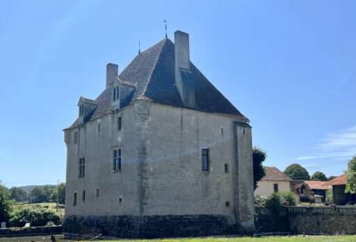 „Festes Haus“ aus dem 14. Jahrh. in Lurcy-le-Bourg
