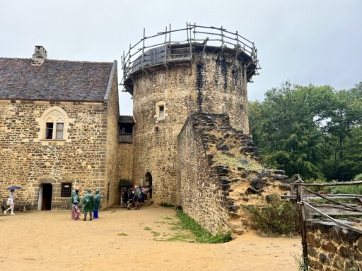 Burgfried mit Mauer im Bau