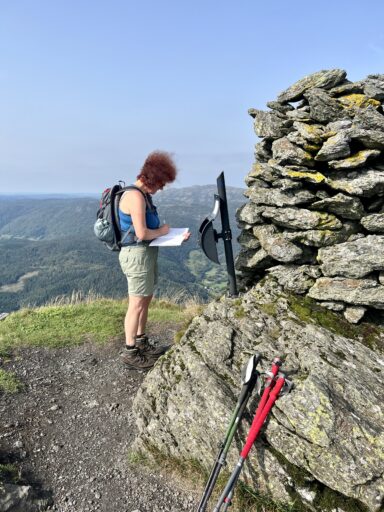 Eintrag ins Gipfelbuch am Stølanuten