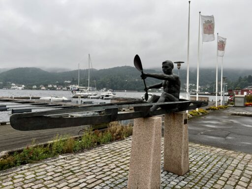 Auffällige Skulptur am Hafen