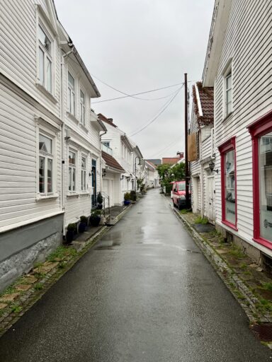 Typische Straße in der Altstadt von Flekkefjord