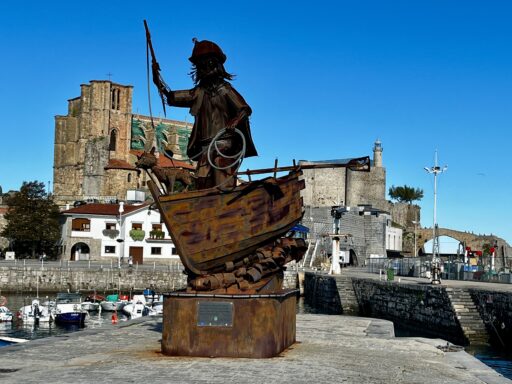 Skulptur im Hafen von Castro Urdiales