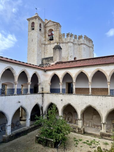 Kreuzgang und Klosterkirche im Convento de Christo