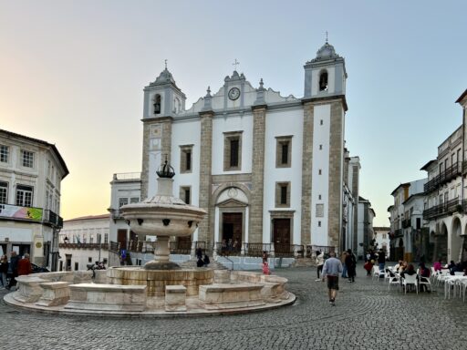 Zentraler Platz Praça do Giraldo in Évora