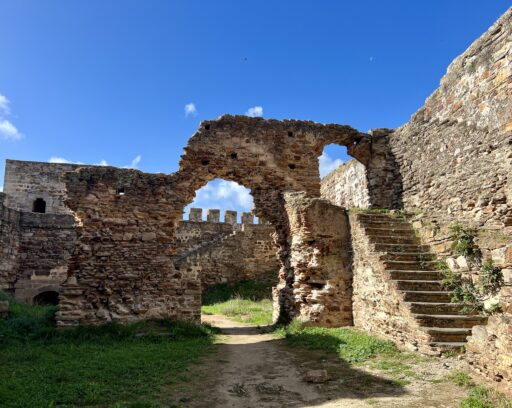 Innenbereich der Ruine des Castelo de Mourão