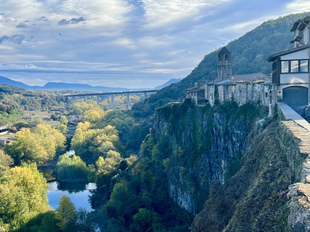 Sicht auf die Felsformation von Castellfollit de la Roca