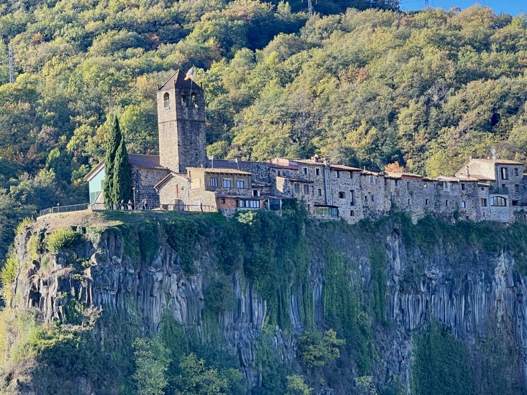 Sicht auf die Felsformation von Castellfollit de la Roca