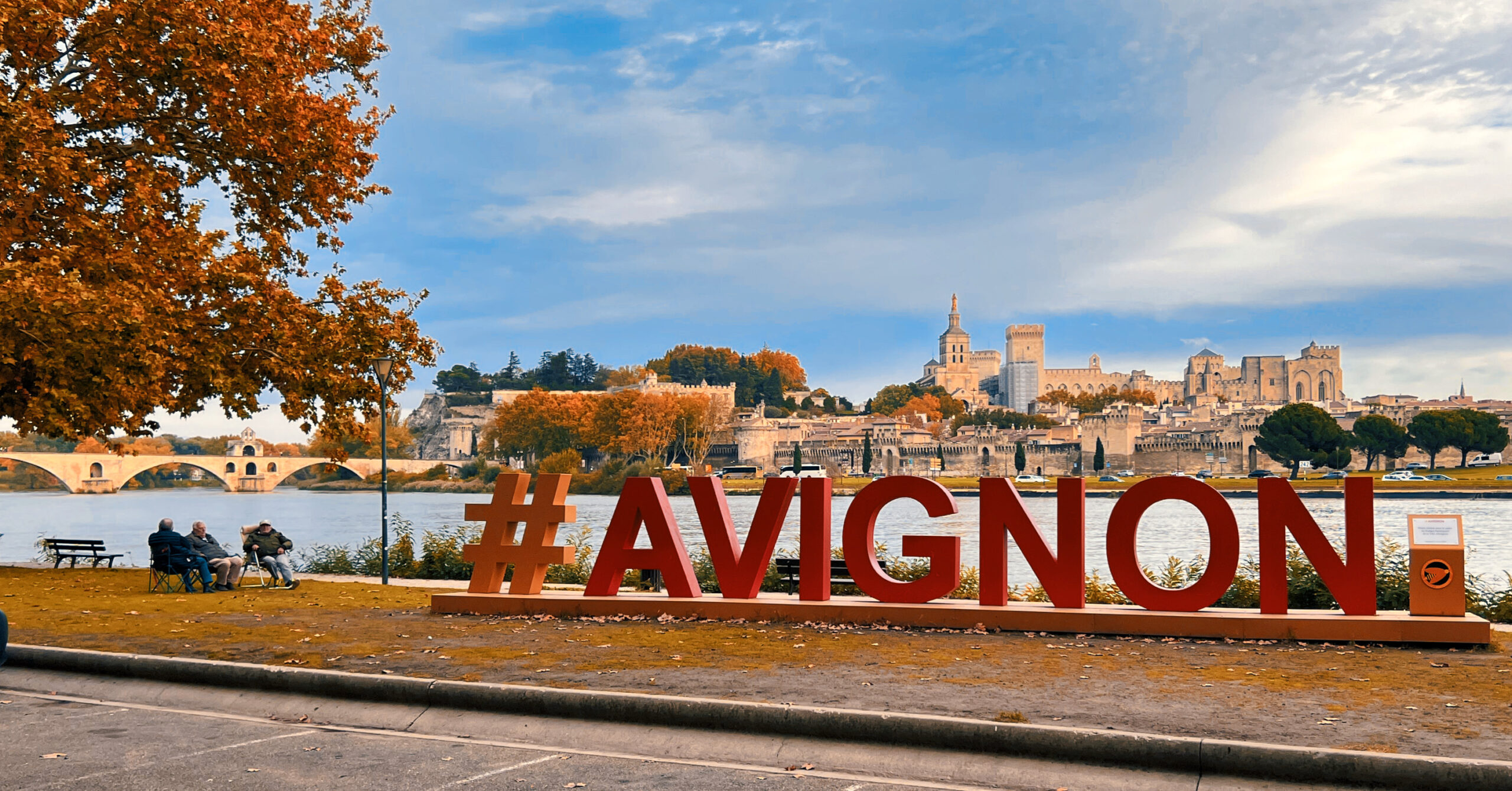 Blick vom CP auf Le Pont d'Avignon (links) und den Papstpalast