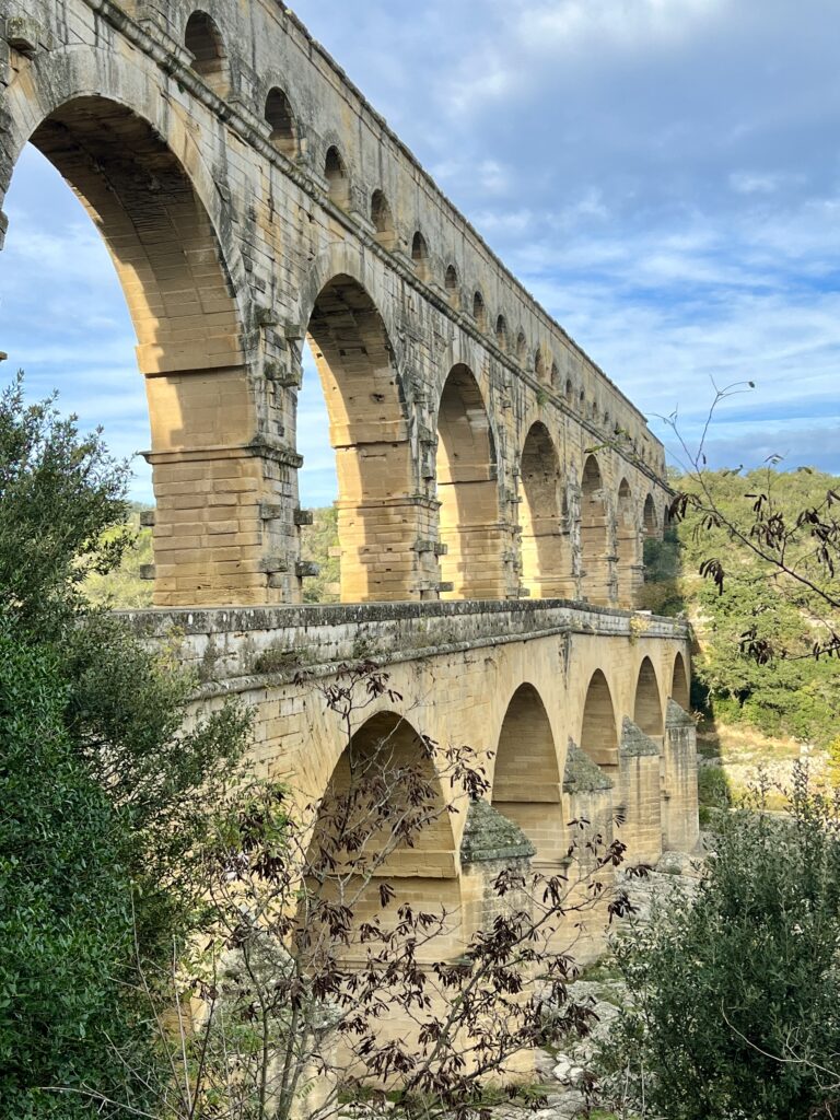 Sicht auf die drei Ebenen des Pont du Gard