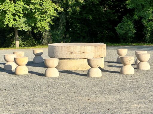 Skulpturen in Târgu Jiu: Tisch des Schweigens