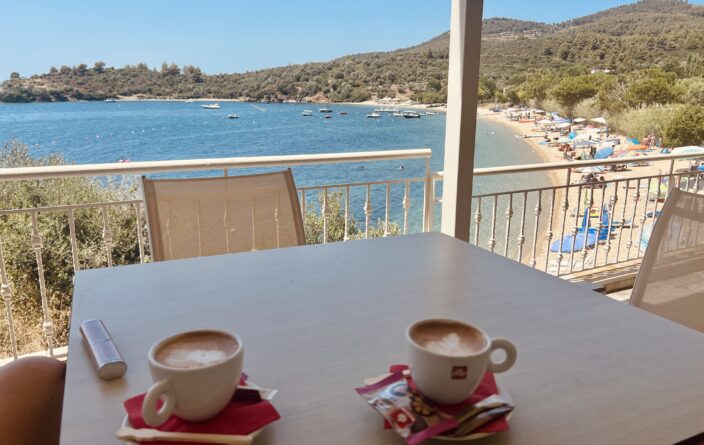 Cappuccino an der Strand-Bar